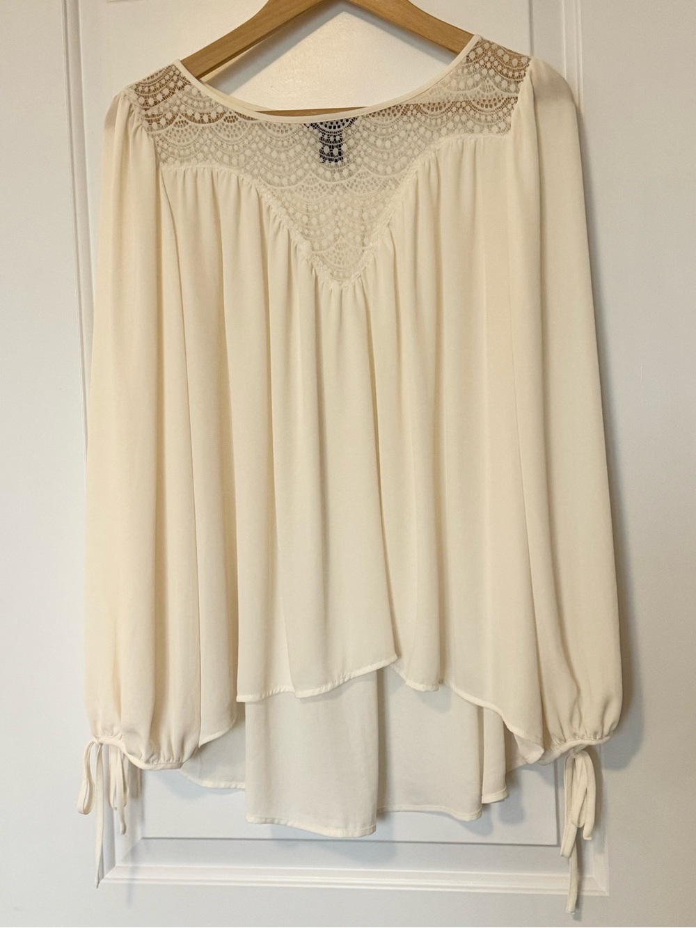 H&M off-white cream flowy boho blouse with lace details, size 6